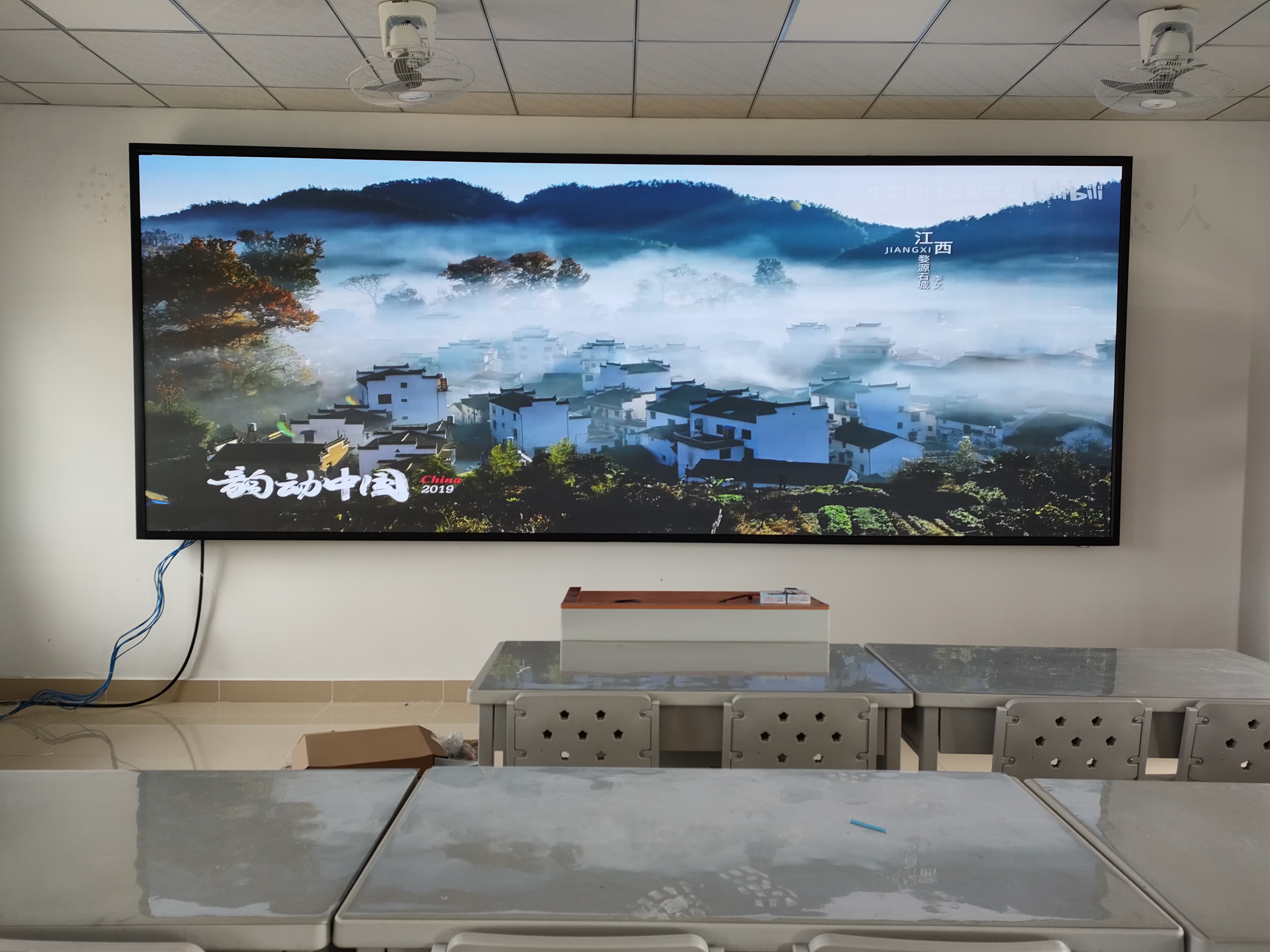 安裝戶外LED大屏?xí)r，怎樣設(shè)計(jì)結(jié)構(gòu)才能既保證穩(wěn)定性又降低風(fēng)阻？